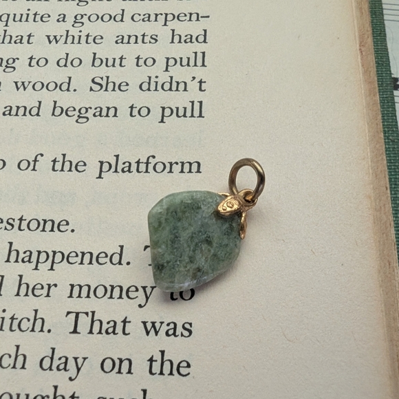 Green and Gold Necklace with Elegant Design - Picture 2 of 6